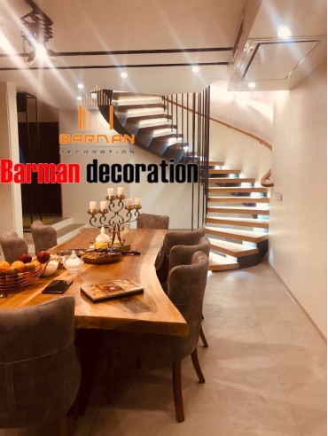 پله پیچ تک‌محور کناری با سازه باکسی